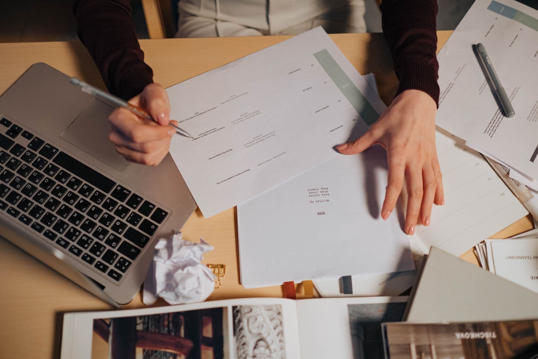 Freelancer analisando um orçamento em um notebook sobre a mesa de trabalho