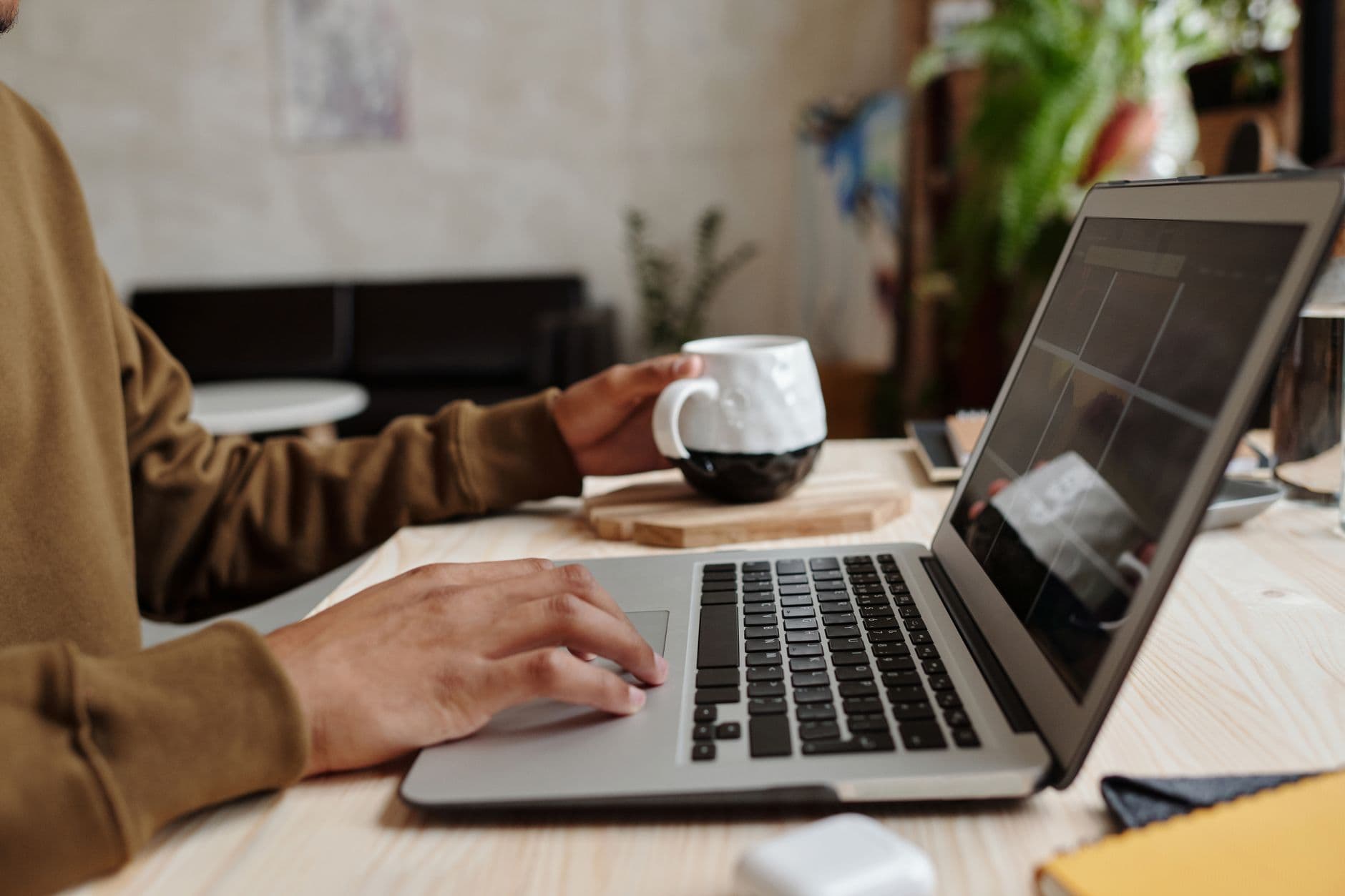 Profissional trabalhando com notebook em uma mesa organizada no home office