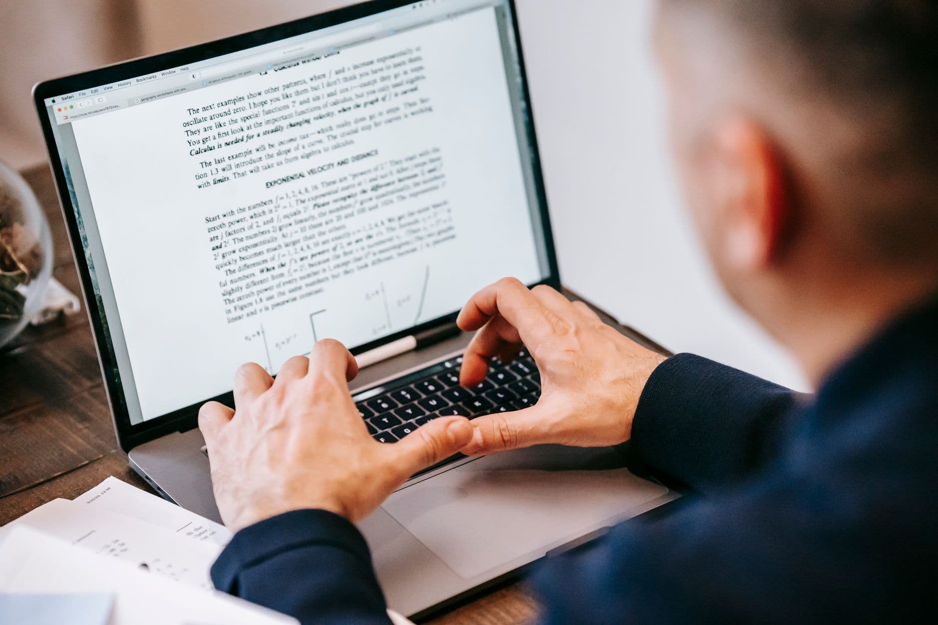 Pessoa trabalhando em casa e assinando um documento digital no notebook