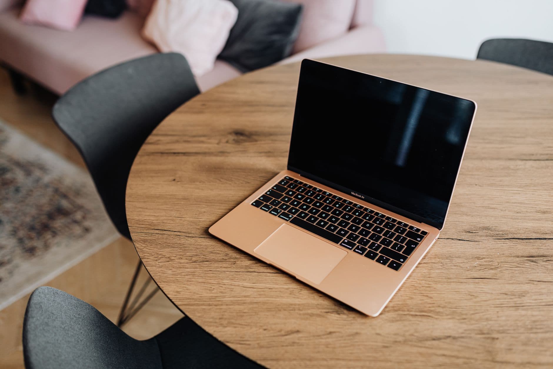 Pessoa iniciante trabalhando em uma proposta freelancer no laptop em uma mesa de home office