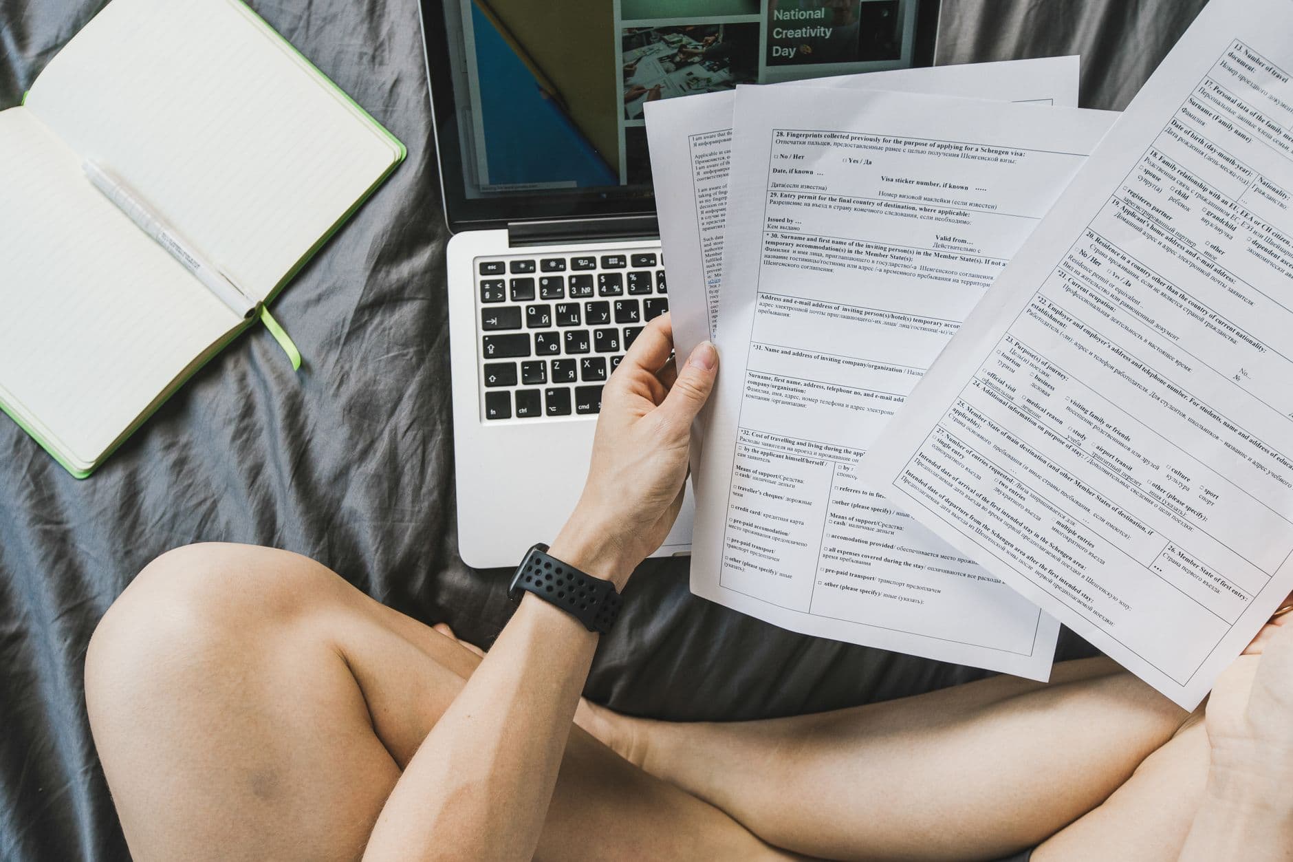 Freelancer organizando projetos em um portfólio no laptop sobre uma mesa de trabalho