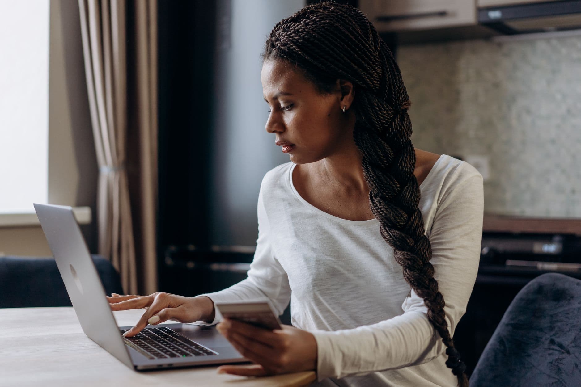 Freelancer conferindo uma transferência internacional no notebook em seu home office