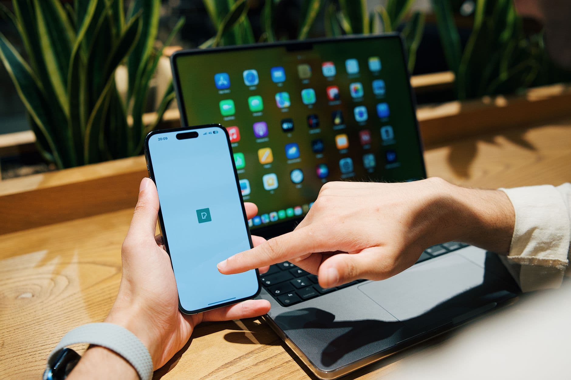 Profissionais trabalhando remotamente e comparando ferramentas de comunicação em laptops