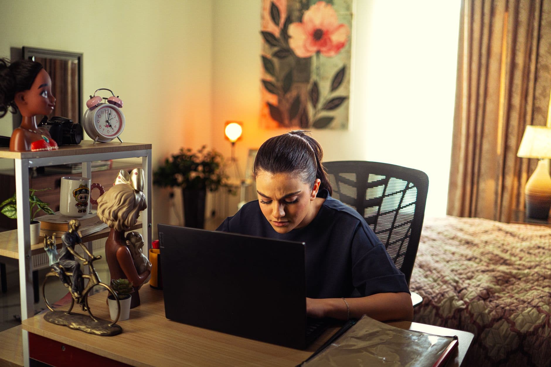 Profissional atendendo usuários em um notebook em um home office organizado