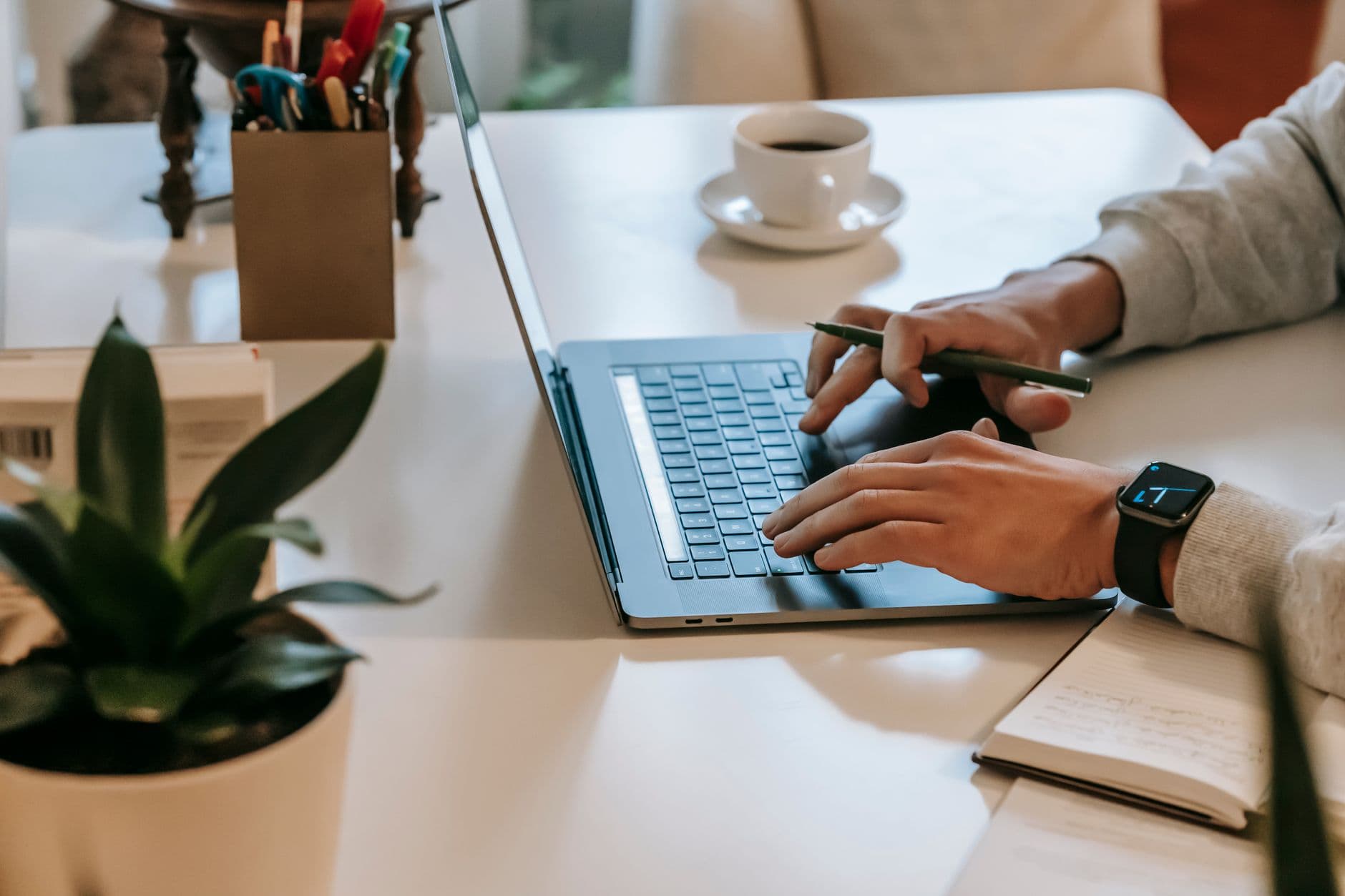 Profissional trabalhando em uma proposta de serviço online em uma mesa de home office